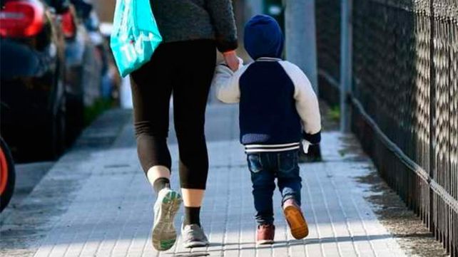 De la mano. Expertos aconsejan que se permitan breves salidas para los más chicos.