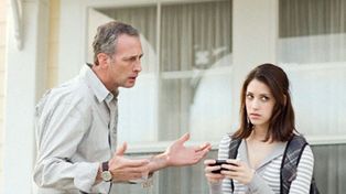 Las malas relaciones entre padres e hijas pueden derivar en trastornos de alimentación