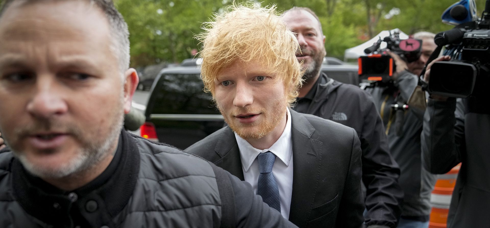 El artista discográfico Ed Sheeran llega al Tribunal Federal de Nueva York mientras continúan los procedimientos en su juicio por infracción de derechos de autor, el jueves 4 de mayo de 2023 en Nueva York. (Foto AP/John Minchillo)