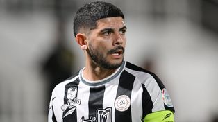 Ever Banega, con la camiseta de su club en Arabia Saudira. Ignacio Astore ilusionó a todos los hinchas de Newells con el retorno del volante.