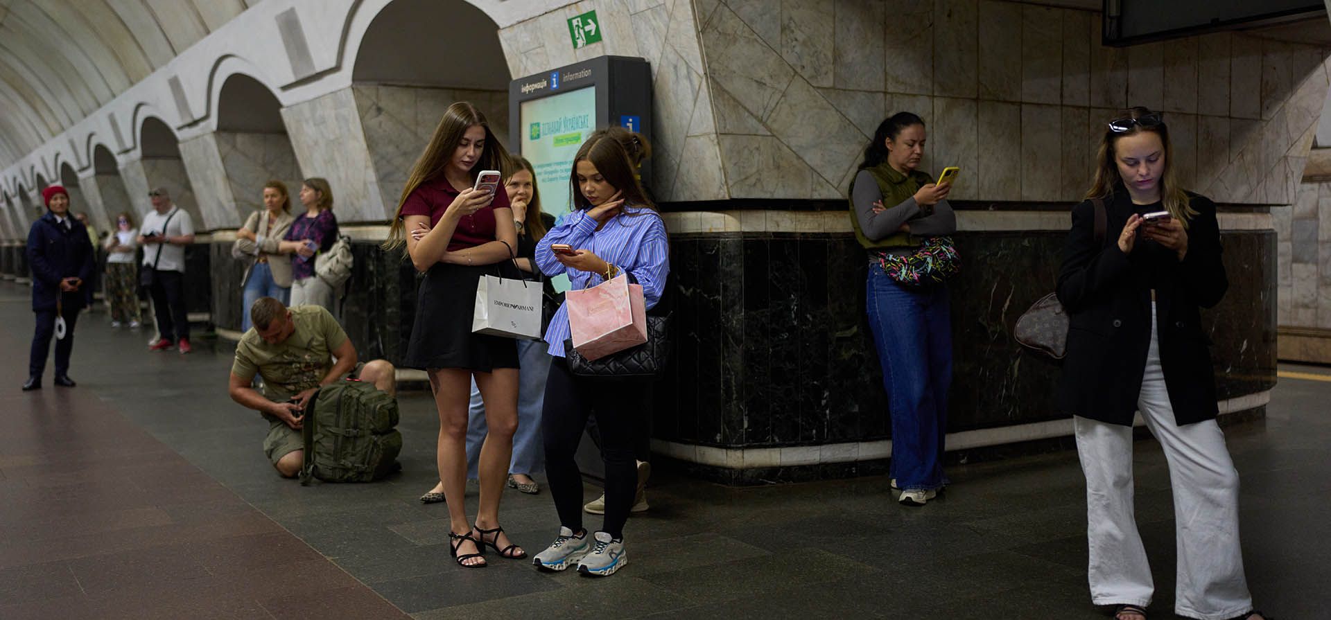 Pasajeros se refugian en la estación de metro Palats Sportu durante una alerta de ataque aéreo en Kiev, Ucrania, el jueves 27 de agosto de 2026. (Foto AP/Francisco Seco)