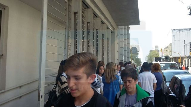 Marchan los padres de alumnos de la escuela Rivadavia en reclamo de obras