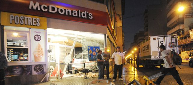 El conductor de la camioneta Renault Duster que terminó adentro del local habría sufrido una descompensación mientras cruzaba con luz verde la avenida Pellegrini.