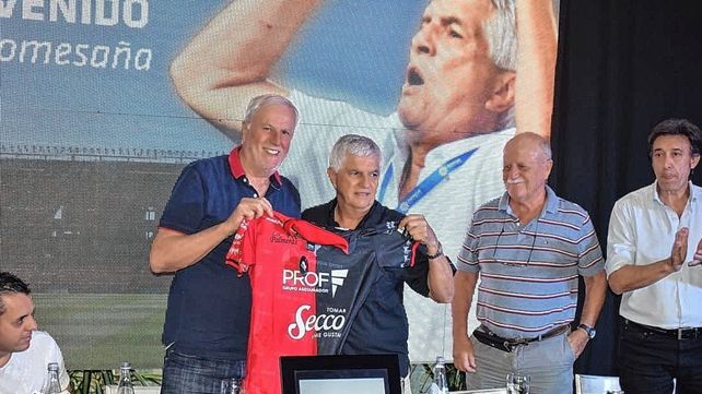 José Vignatti eligió a Julio Comesaña como DT de Colón