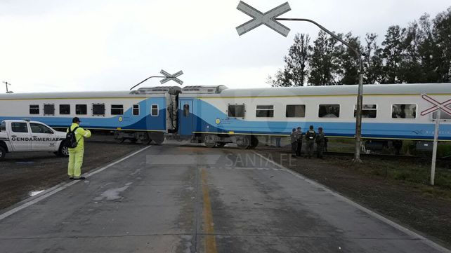 El acoplado de un camión fue embestido por un tren de pasajeros y no hubo heridos
