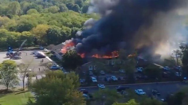 Chocó contra una iglesia en Michigan, la incendió y baleó a los fieles: cuatro muertos