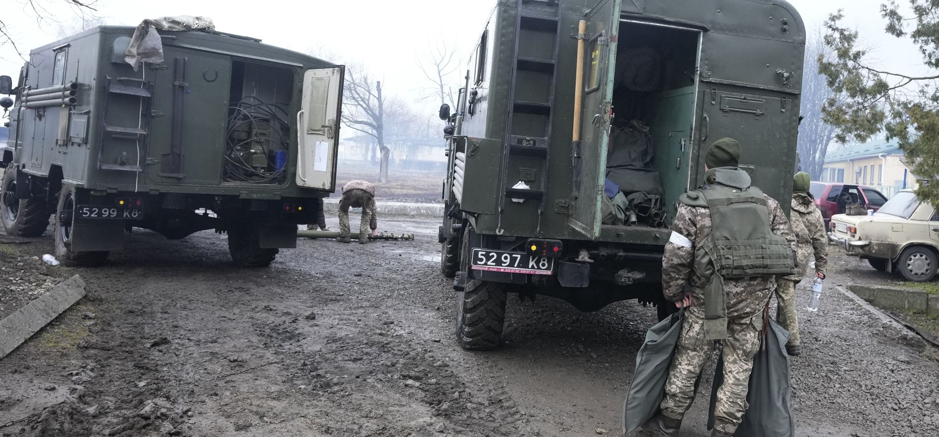 Soldados ucranianos se preparan para desplazarse en camiones a sus puestos de defensa, el jueves 24 de febrero de 2022. Las tropas rusas lanzaron su ataque anticipado contra Ucrania.