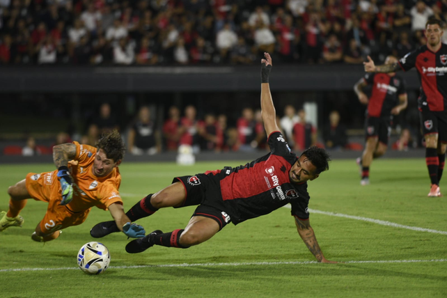 Newells y Platense no se sacan ventajas en los primeros minutos de juego.
