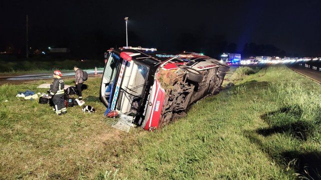 Un colectivo con 35 estudiantes volcó en la Autovía Artigas