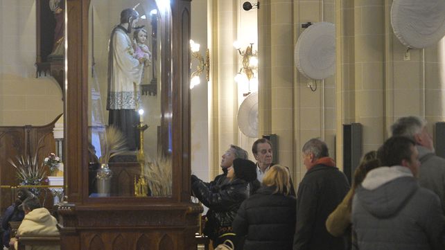 San Cayetano: una multitud de fieles pidió trabajo en Rosario desde temprano