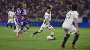 Jonatan Gómez intenta el remate, mientras Malcorra sigue de cerca la acción con su mirada.