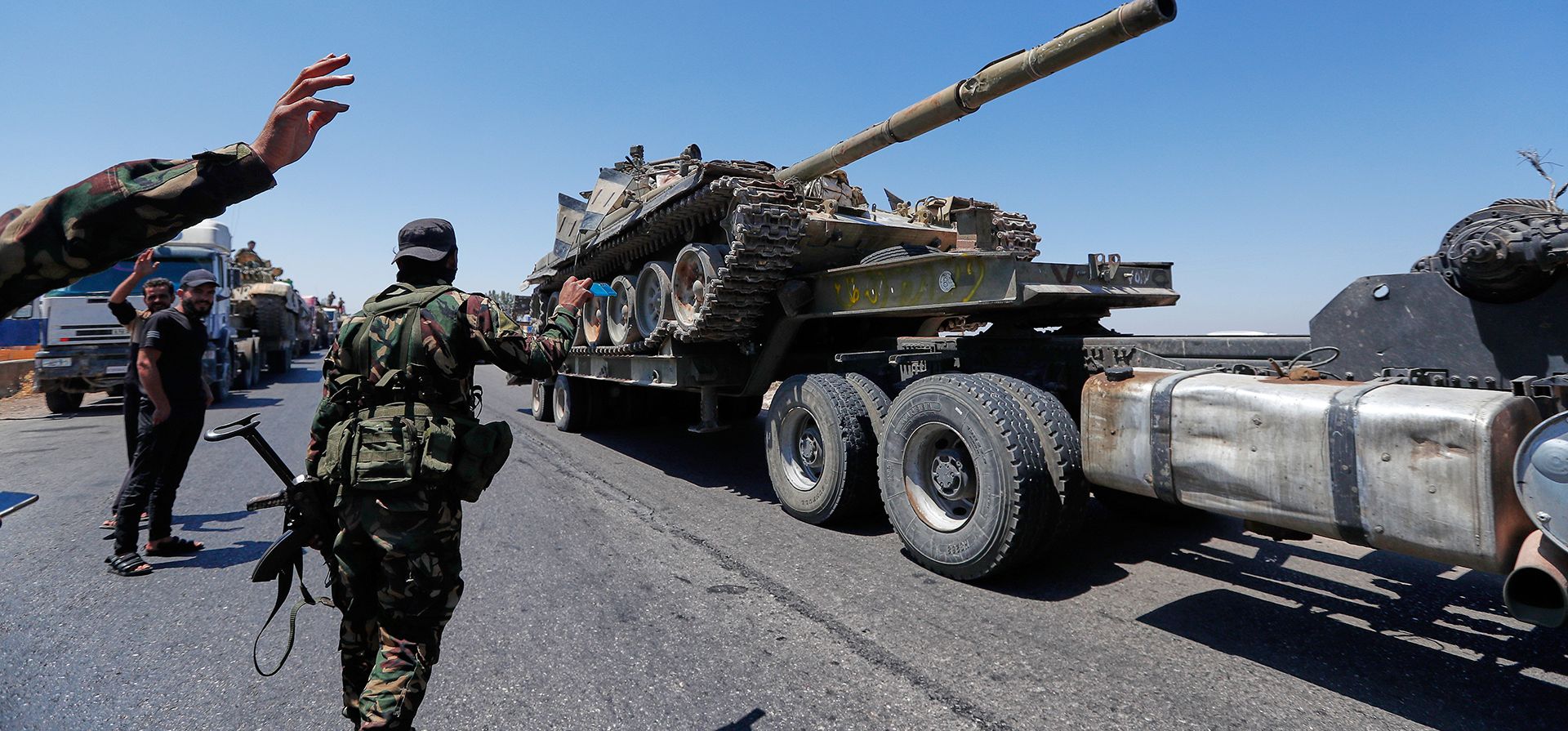 Un tanque de las fuerzas del gobierno sirio, transportado en un camión que se retira de la ciudad de Sweida, pasa por la carretera de Daraa, en el sur de Siria, el martes 15 de julio de 2025. (Foto AP/Omar Sanadiki) Un tanque de las fuerzas del gobierno sirio, transportado en un camión que se retira de la ciudad de Sweida, pasa por la carretera de Daraa, en el sur de Siria, el martes 15 de julio de 2025. (Foto AP/Omar Sanadiki)