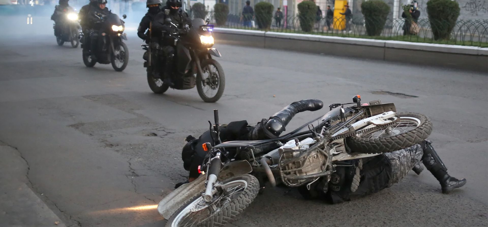 Agentes de la policía antimotines caen de su motocicleta durante enfrentamientos entre partidarios del presidente Luis Arce y el expresidente Evo Morales. Los partidarios de Morales están impugnando un fallo que le prohíbe postularse en las próximas elecciones, La Paz, Bolivia. Fotografía: Luis Gandarillas/EPA Agentes de la policía antimotines caen de su motocicleta durante enfrentamientos entre partidarios del presidente Luis Arce y el expresidente Evo Morales. Los partidarios de Morales están impugnando un fallo que le prohíbe postularse en las próximas elecciones, La Paz, Bolivia. Fotografía: Luis Gandarillas/EPA