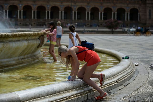 Algo de alivio. Una fuente romana sirve para paliar el calor extremo que se registra en el Viejo Continente.
