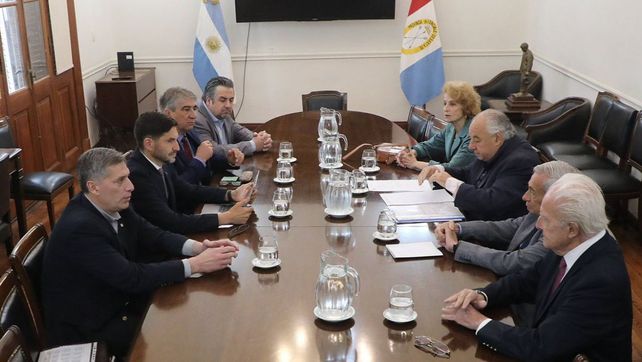 El momento más tenso en la relación entre el gobernador Maximiliano Pullaro y los ministros de la Corte Suprema: el encuentro en la Casa Gris un domingo a la mañana en septiembre de 2024. 