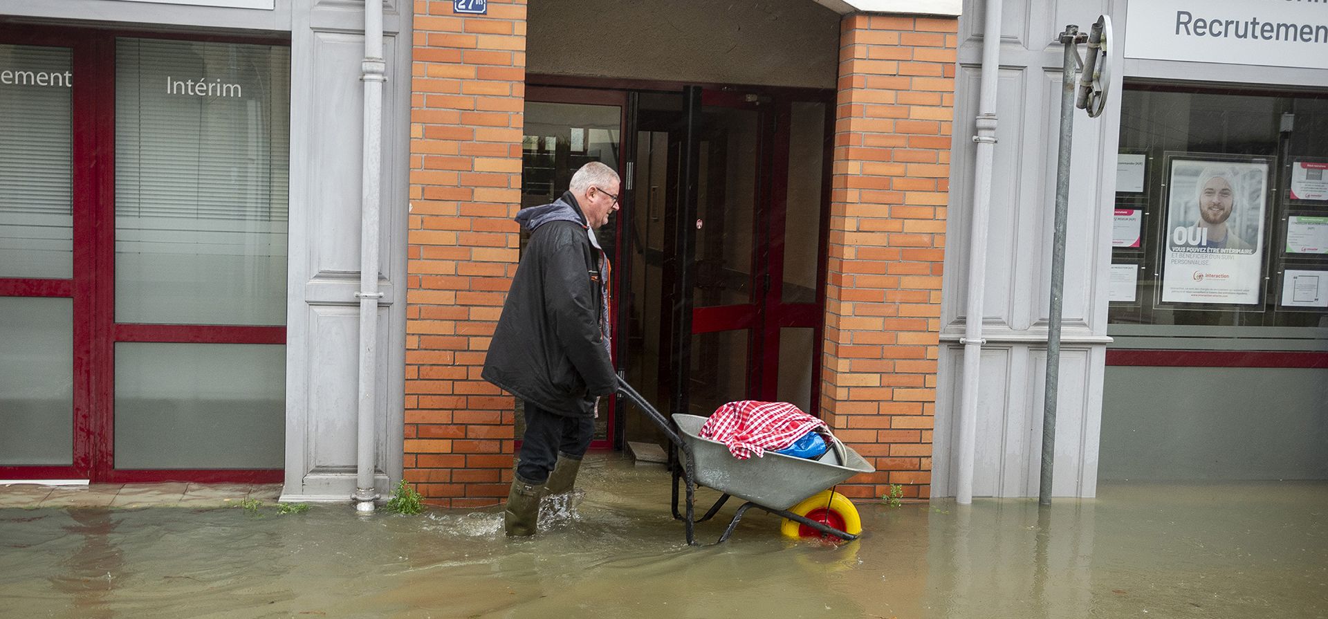 Un hombre utiliza una carretilla en una calle inundada durante las graves inundaciones que azotan el oeste de Francia a causa de la tormenta Ivo, el miércoles 29 de enero de 2014 en Redon, en el oeste de Francia. (Foto AP/Mathieu Pattier) Un hombre utiliza una carretilla en una calle inundada durante las graves inundaciones que azotan el oeste de Francia a causa de la tormenta Ivo, el miércoles 29 de enero de 2014 en Redon, en el oeste de Francia. (Foto AP/Mathieu Pattier)