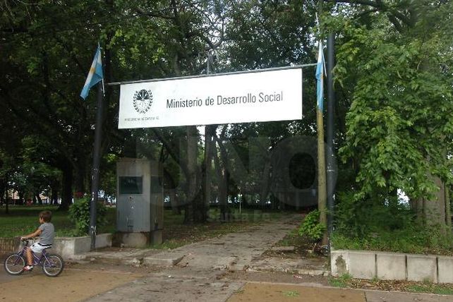 Los pescadores acampan frente al Ministerio de Desarrollo Social