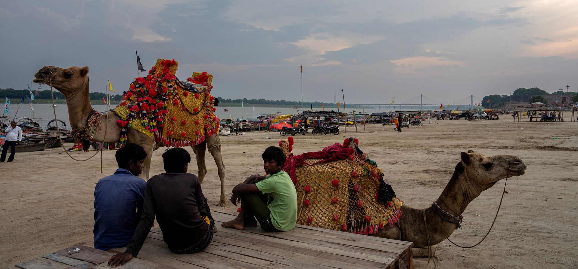 Jinetes indios esperan a los turistas en el Sangam, la confluencia de los ríos Ganges, Yamuna y el mítico río Saraswati, en Prayagraj, en el estado de Uttar Pradesh, al norte de la India, el martes 28 de julio de 2026. (Foto AP/Rajesh Kumar Singh)