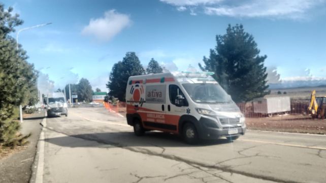La ambulancia del Hospital Privado Regional que trasladó al estudiante al aeropuerto de Bariloche.&nbsp;