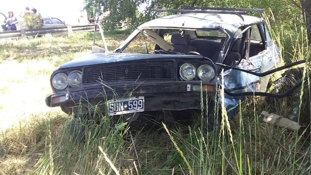 Despistó y chocó contra un árbol