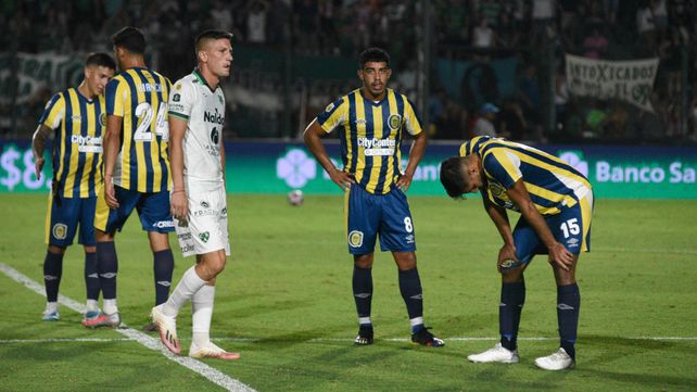 Los jugadores de Central se muestran abatidos tras el partido, después de haber sumado una dura derrota.