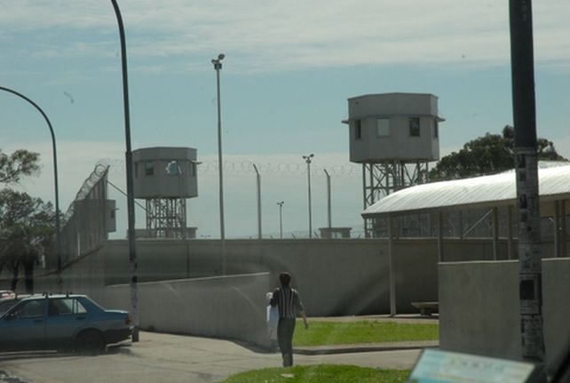 La cárcel de avenida Francia al 5200. Uno de los internos que volvía de una salida transitoria fue detectado cuando volvía con droga en su poder.