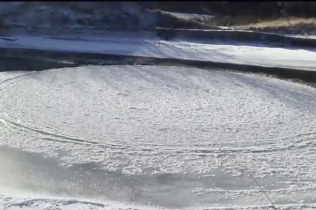 Extraño círculo de hielo gira sin parar en un río