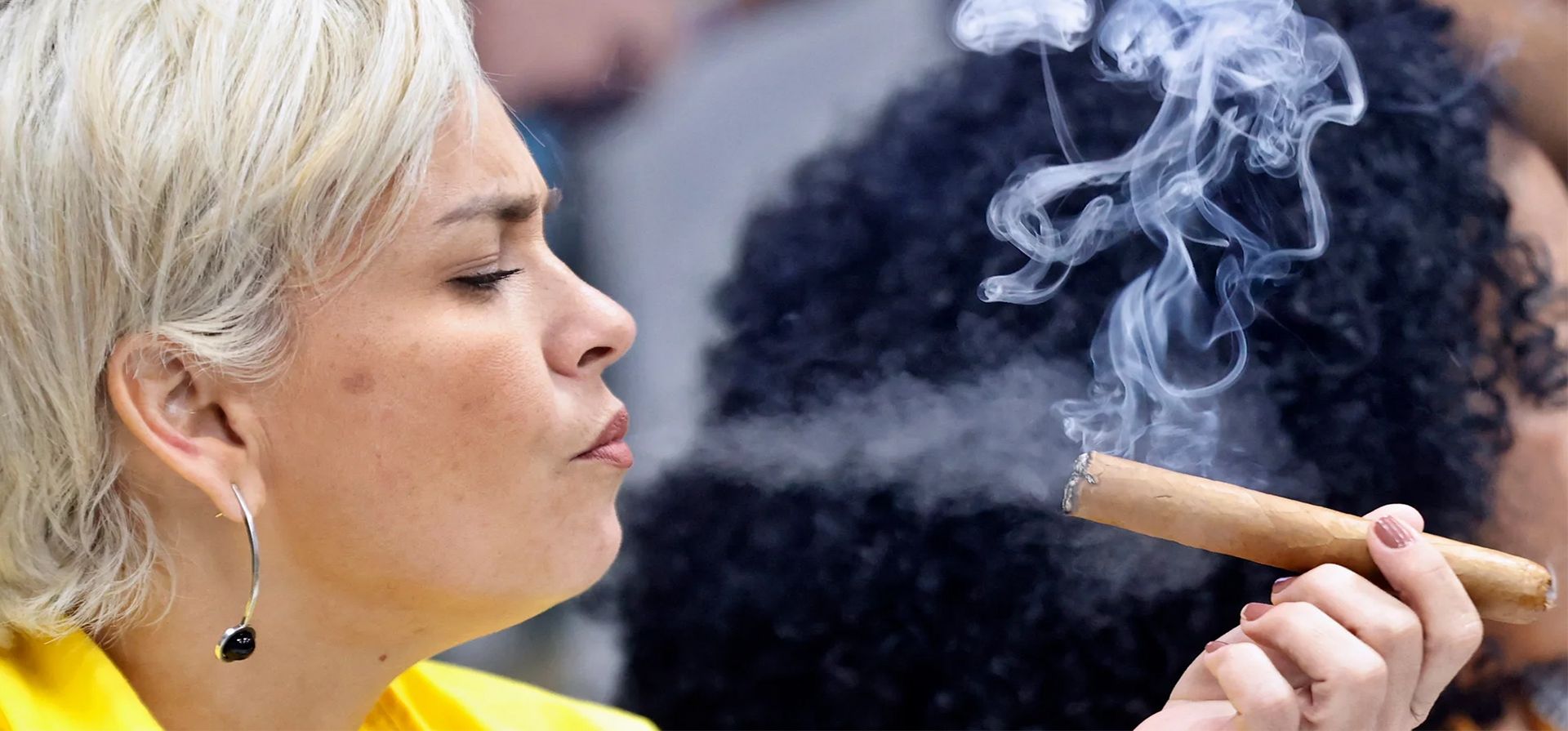 Una mujer testea y fuma un cigarro durante el 25º Festival del Habano, La Habana, Cuba. Fotografía: Ernesto Mastrascusa/EPA Una mujer testea y fuma un cigarro durante el 25º Festival del Habano, La Habana, Cuba. Fotografía: Ernesto Mastrascusa/EPA