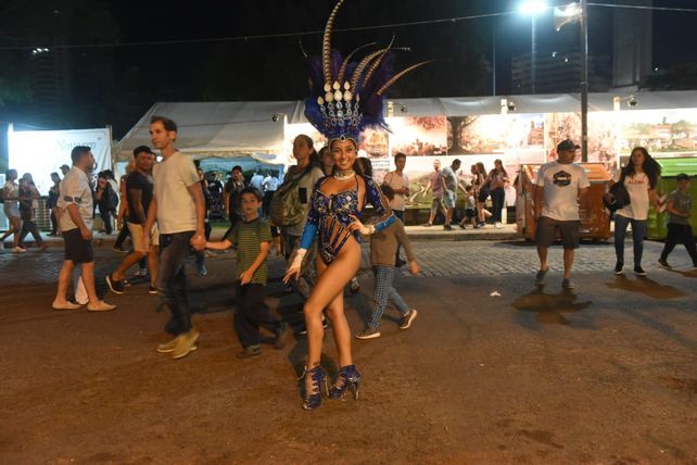 Colectividades levantó el telón con una fiesta de colores y sabores típicos