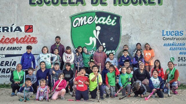 La escuela de hockey inició una campaña denominada Alfombrate Meraki. A través de esta iniciativa proyectar una cancha de césped sintético.&nbsp;