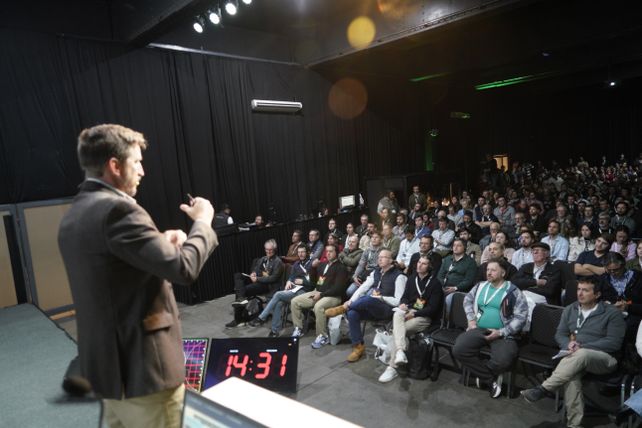 Auriculares puestos y traducción simultánea, la sala siguió atenta a la exposición sobre los "supermaíces". Auriculares puestos y traducción simultánea, la sala siguió atenta a la exposición sobre los "supermaíces".