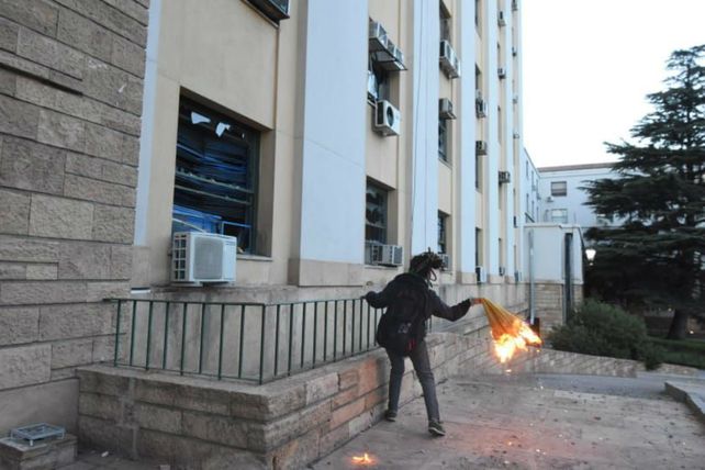Los manifestantes arrojaron bombas molotov contra la sede de la Gobernación en la ciudad de Mendoza.&nbsp;