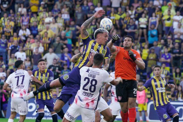 Enzo Copetti intenta cabecear en un ataque de Central.
