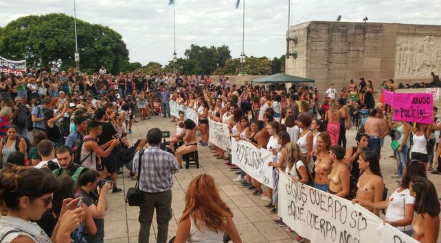 Las mejores imágenes que dejó el Tetazo en el Monumento a la Bandera