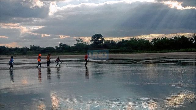 Bajante: grupo de canotaje cruzó el río Paraná caminando