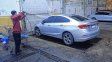 Lavaderos de autos, un negocio atado a los vaivenes del clima y el bolsillo