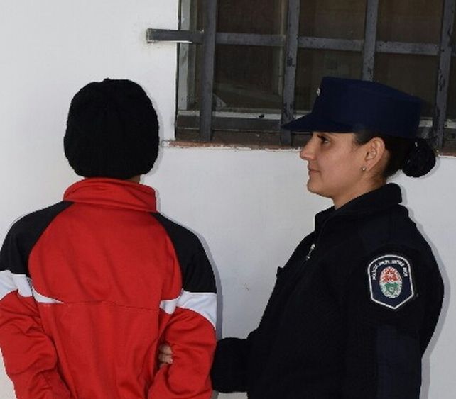 Secuestraron a una docente y la llevaron al cajero a sacar dinero