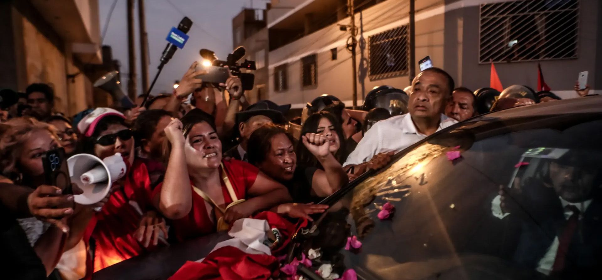 Simpatizantes celebran la liberación del expresidente Alberto Fujimori en la cárcel de Barbadillo, Lima, Perú. Fotografía: Anadolu/Getty Images Simpatizantes celebran la liberación del expresidente Alberto Fujimori en la cárcel de Barbadillo, Lima, Perú. Fotografía: Anadolu/Getty Images