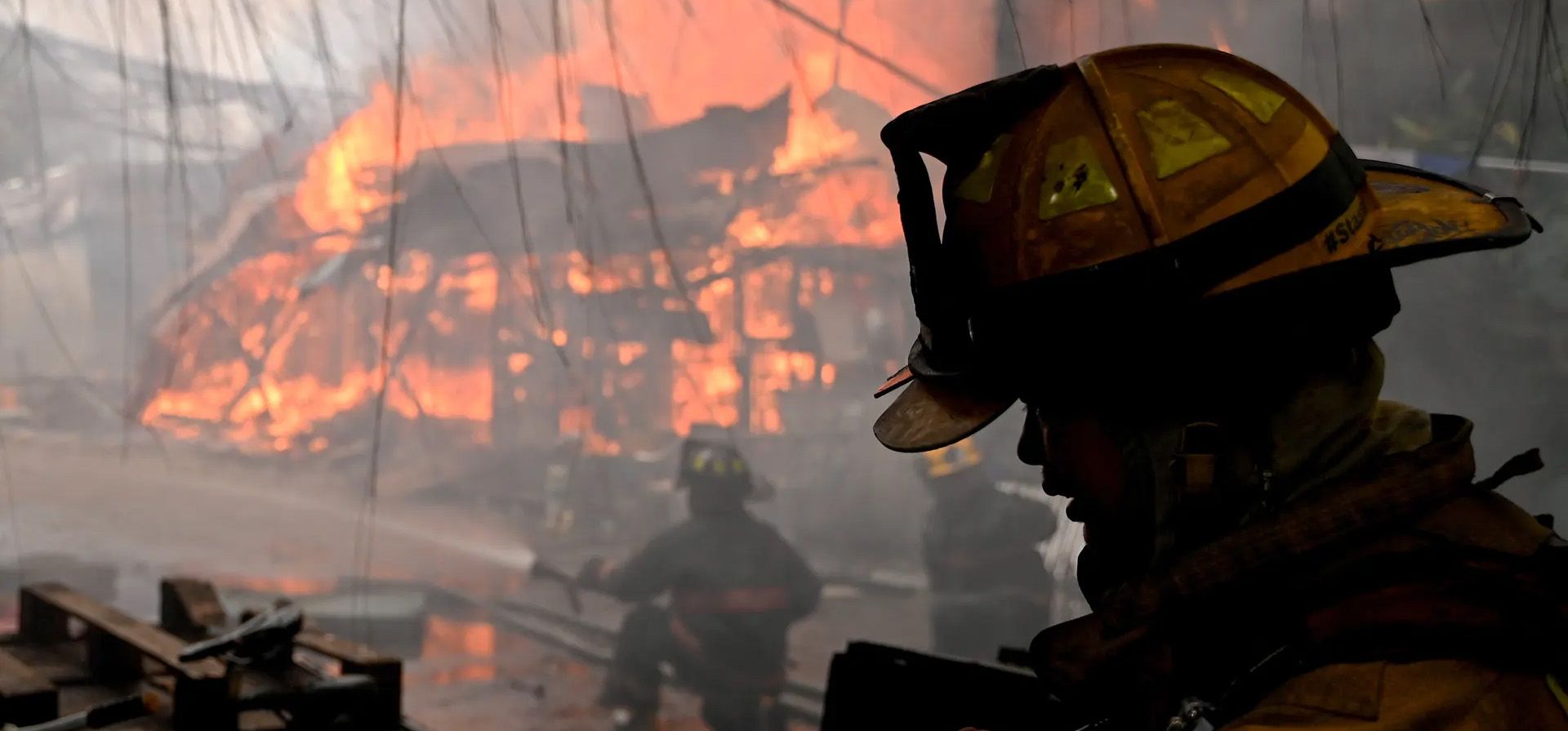 Los bomberos apagan las llamas mientras un incendio envuelve una zona de asentamientos informales en el área metropolitana de Manila, Quezon, Filipinas. Fotografía: Jam Sta Rosa/AFP/Getty Images Los bomberos apagan las llamas mientras un incendio envuelve una zona de asentamientos informales en el área metropolitana de Manila, Quezon, Filipinas. Fotografía: Jam Sta Rosa/AFP/Getty Images