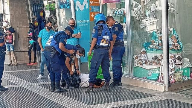 En la Peatonal fue apuñalado de gravedad con un destornillador
