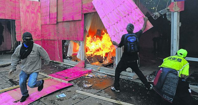 vandalismo. Grupos de black blocs lanzaron bombas molotov y saquearon el Ministerio de Agricultura.