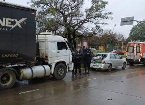 Demoras en el tránsito por un choque entre un auto y un camión en Alem y Calchines