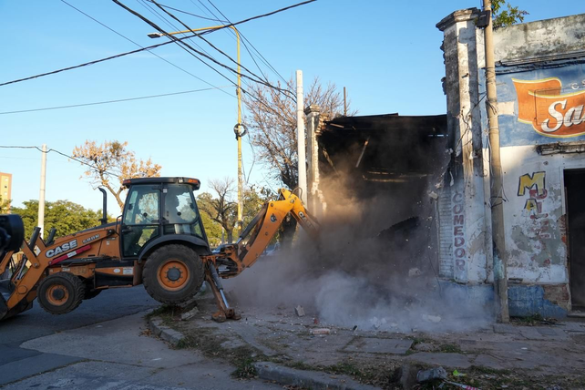 Derribaron la vieja casona en la que funcionaba un búnker de drogas en Monseñor Zazpe y Zavalla