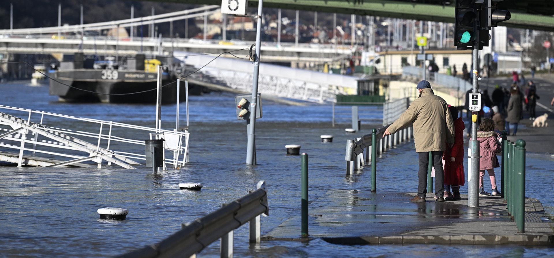 El muelle Sara Salkahazi está inundado por el río Danubio en la plaza Fovam en el centro de Budapest, Hungría, el miércoles 27 de diciembre de 2023. Debido a las recientes lluvias y nieve, el nivel del agua del Danubio ha aumentado. (Tamas Kovacs/MTI vía AP) El muelle Sara Salkahazi está inundado por el río Danubio en la plaza Fovam en el centro de Budapest, Hungría, el miércoles 27 de diciembre de 2023. Debido a las recientes lluvias y nieve, el nivel del agua del Danubio ha aumentado. (Tamas Kovacs/MTI vía AP)