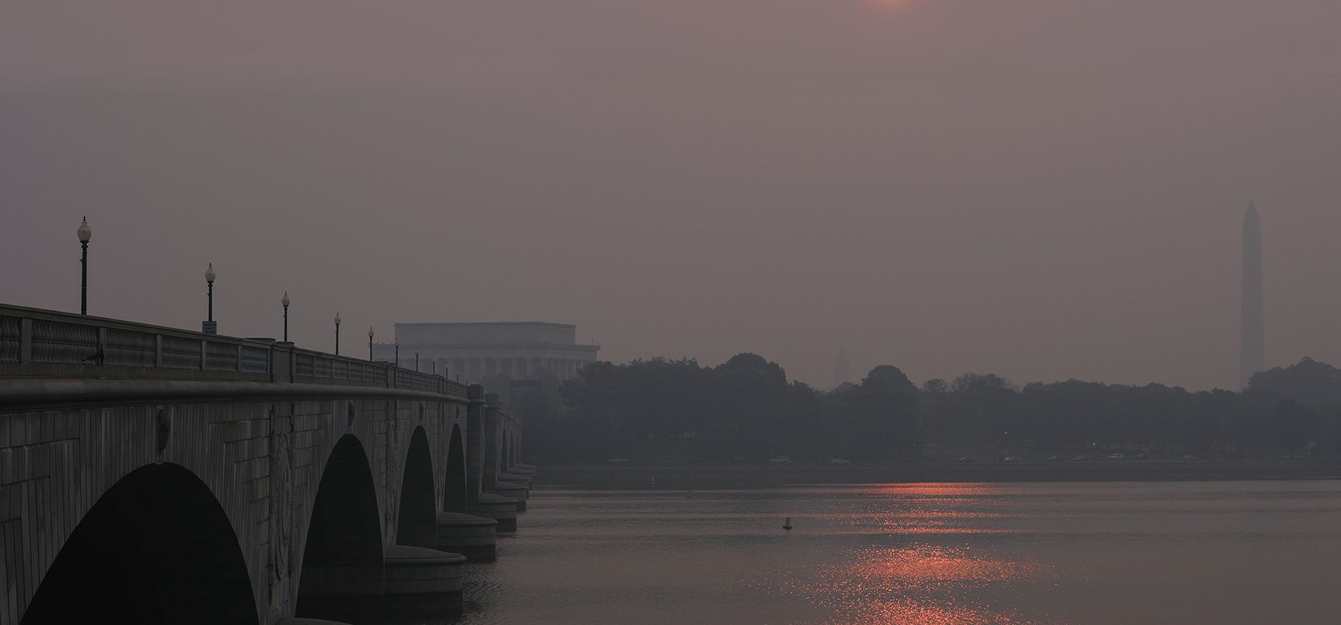 El sol aparece oculto por el humo de los incendios forestales al elevarse sobre el Monumento a Lincoln y el Monumento a Washington, el viernes 17 de julio de 2026, visto desde Arlington, Virginia. (Foto AP/Julia Demaree Nikhinson) El sol aparece oculto por el humo de los incendios forestales al elevarse sobre el Monumento a Lincoln y el Monumento a Washington, el viernes 17 de julio de 2026, visto desde Arlington, Virginia. (Foto AP/Julia Demaree Nikhinson)