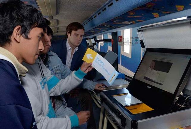 Tecnología. Los salteños utilizan el voto electrónico en todas las categorías.