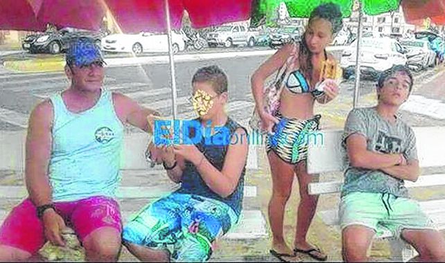 vínculo. Una foto tomada en Brasil muestra al papá de Nahir (izquierda)