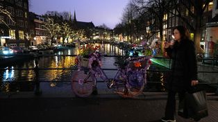Amsterdam lucía casi vacía por las restricciones impuestas por el gobierno holandés.&nbsp;