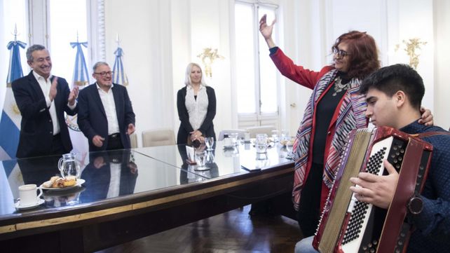 El acto incluyó la actuación del joven acordeonista de chamamé Tomás Puntano y de&nbsp;leyenda de la música del Litoral Nélida Argentina Zenón.
