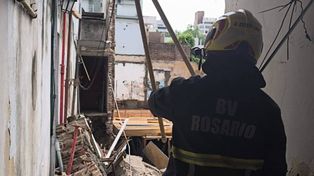 Los bomberos ingresaron por una calle lateral tras el derrumbe.